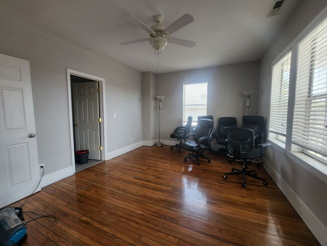 Building Photo - 2 Bedroom 1 Bath Apartment - Downtown Char...