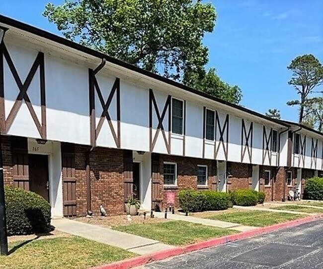 Building Photo - 2 Bedroom 1.5 Bath Townhouse Village Green