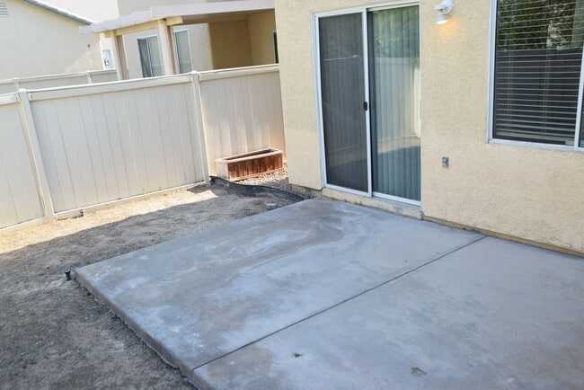 Building Photo - BEAUTIFUL 4 BEDROOM, 2.5 BATH SINGLE-FAMIL...