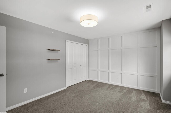 Building Photo - 6986 Boulder Pointe Dr