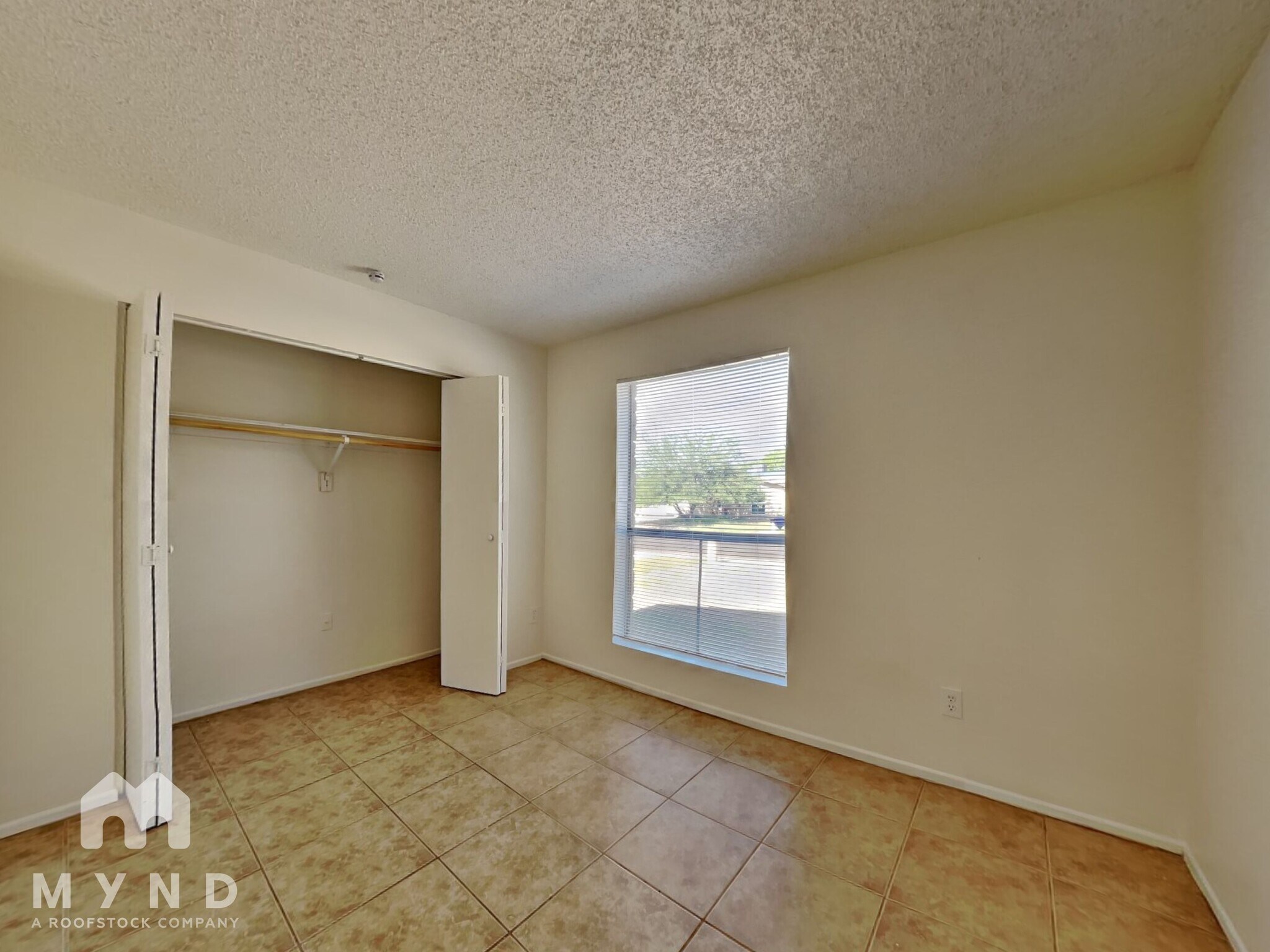 Building Photo - 7555 W Devonshire Ave