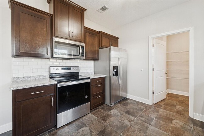 Building Photo - MOVE-IN READY! (Pet Friendly)