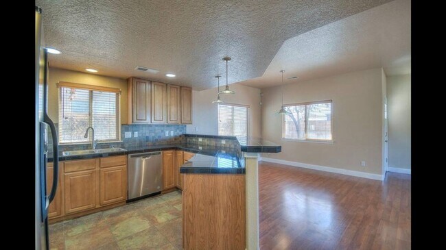 Building Photo - Available Now! Beautiful 3 Bedroom/2 Bathroom Home in Northeast Albuquerque