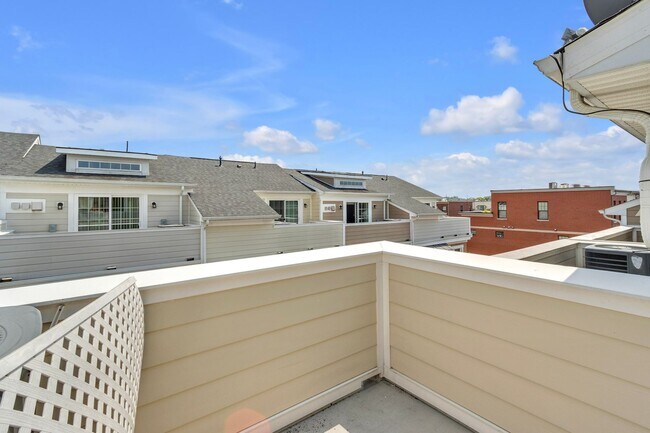 Building Photo - Luxurious 4 Bed 4.5 Bath Brick Townhome In...