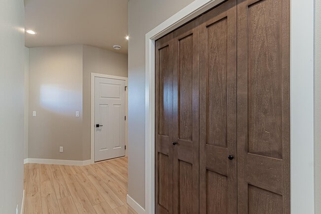 Building Photo - 5846 James Dr W