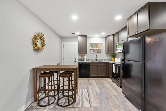 Building Photo - 382 N Franklin St