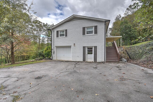 Building Photo - Beautiful split foyer home in Colonial Hei...