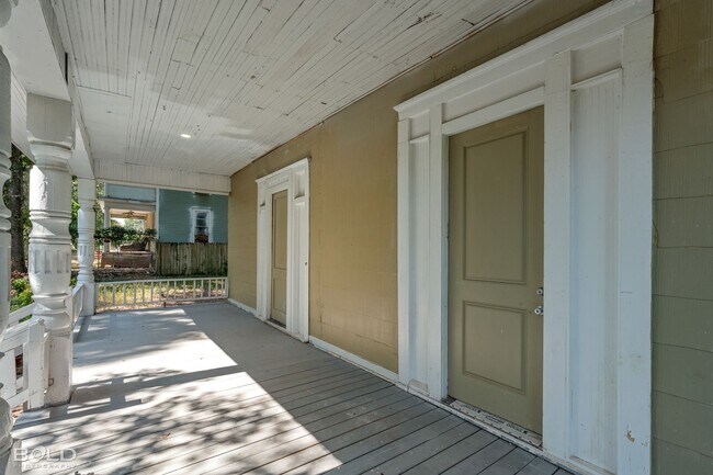 Building Photo - 2 bed 1 Bath Duplex