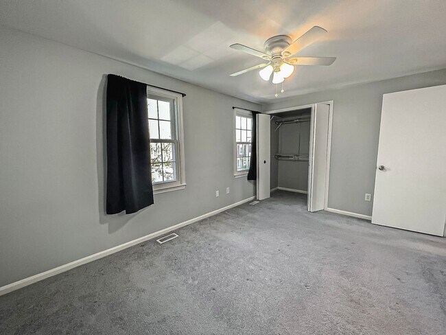 Building Photo - Sunny And Delightful 3 Bed 2.5 Bath Interior Townhome In Refreshing Newgate