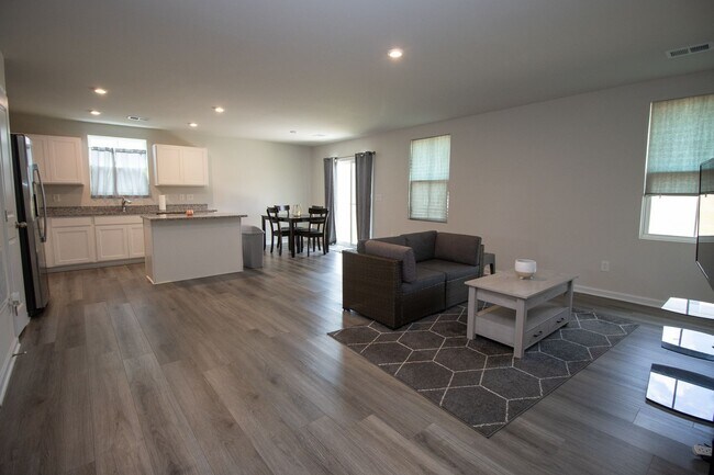 Building Photo - Gorgeous 3 Bedroom, 2 Bath ~ Minutes to Fort Jackson ~ Available Mid October!