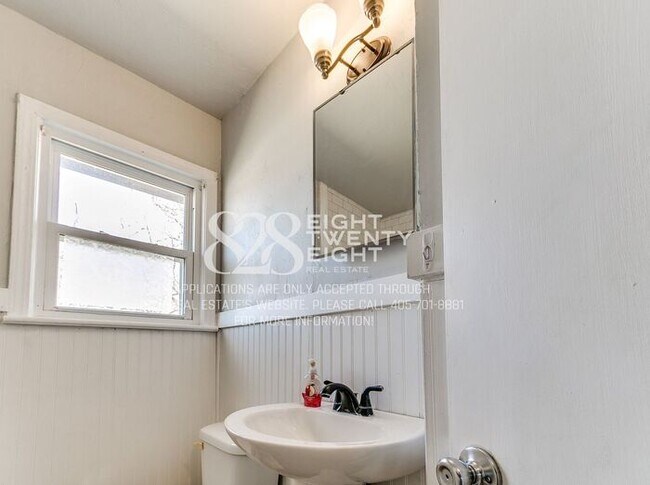 Building Photo - 1/2 OFF 1ST MONTH'S RENT! 3 Bed/1 Bath Single Family Home Available Now! Within 5 miles of TAFB!