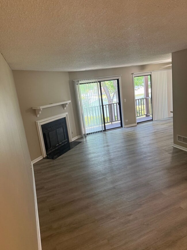 Building Photo - Recently Renovated 2 Bed 1 Bath in Naperville, Ready Now!