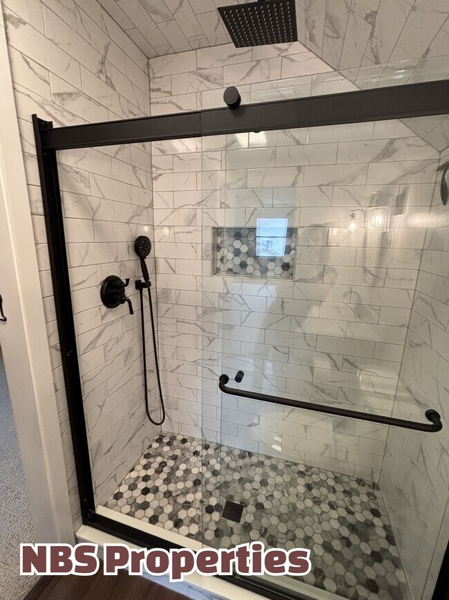 Building Photo - 7404 Foxglove Ln