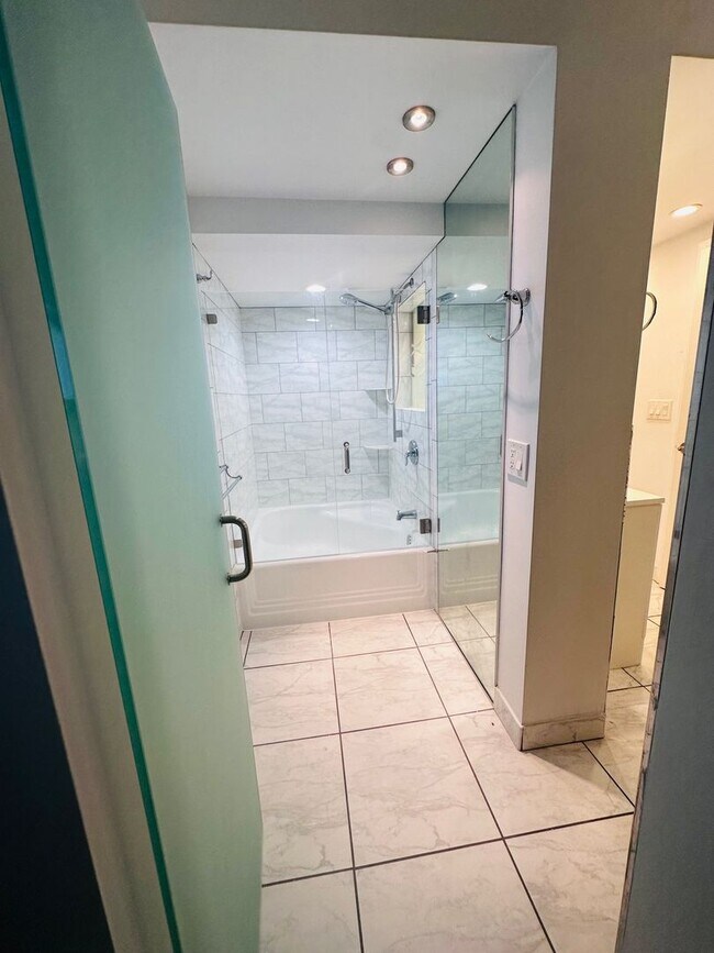 Building Photo - 1 Bedroom 1 Bath Ocean View Condo - Steps from Fort Lauderdale Beach!
