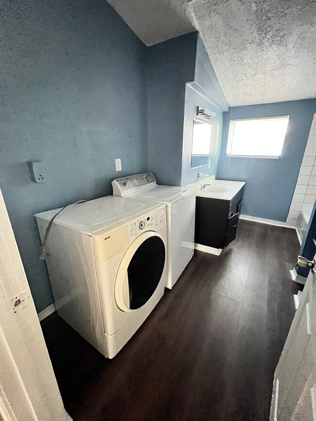 Building Photo - Two bedroom one bathroom located house on corner lot
