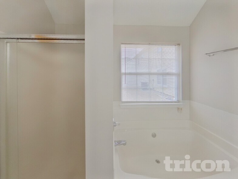 Building Photo - 5515 Sapphire Cir