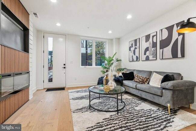 Primary Photo - 1106 N Bodine St