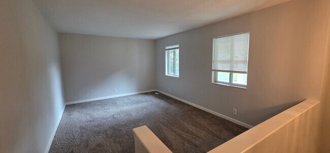 Building Photo - Large Family Home - Move In Ready!