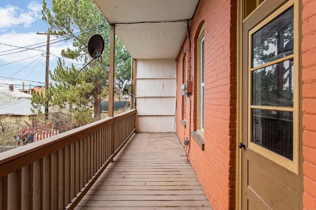 Building Photo - West Silver Street Bottom Apartment