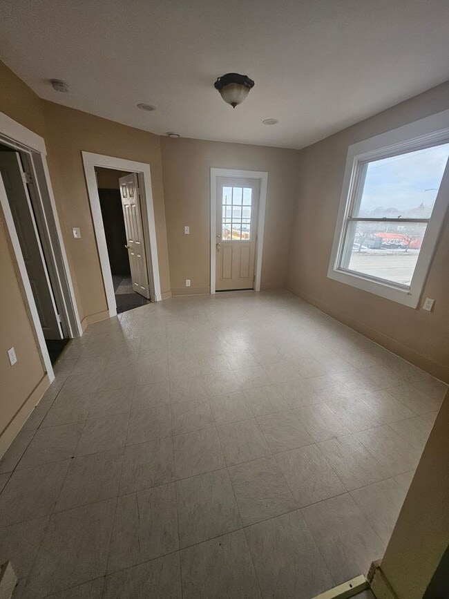 Building Photo - Upper 3 bedroom unit west side