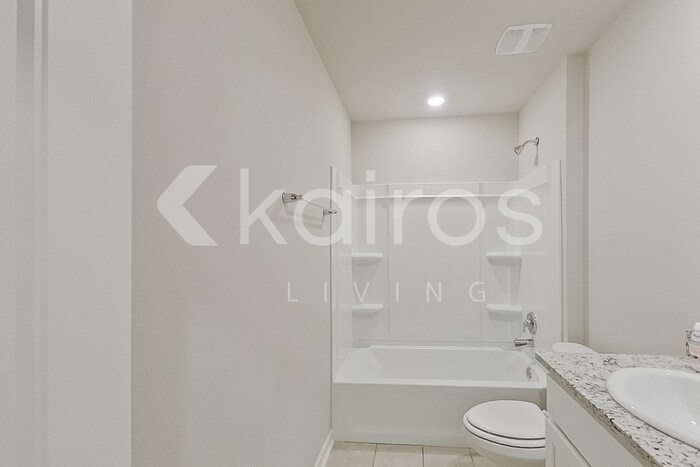 Building Photo - 402 Mango Dr