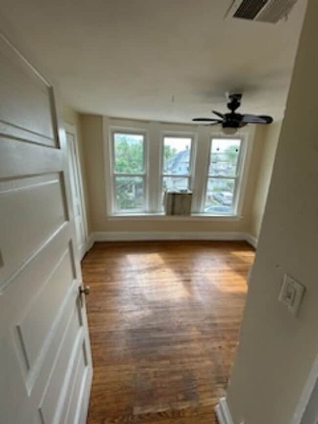 Building Photo - 3 Bed 1 Bath