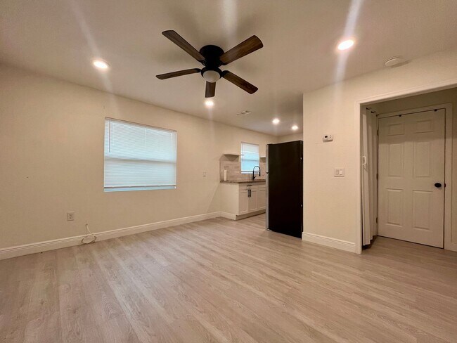 Building Photo - Updated 3/2 in St.Pete