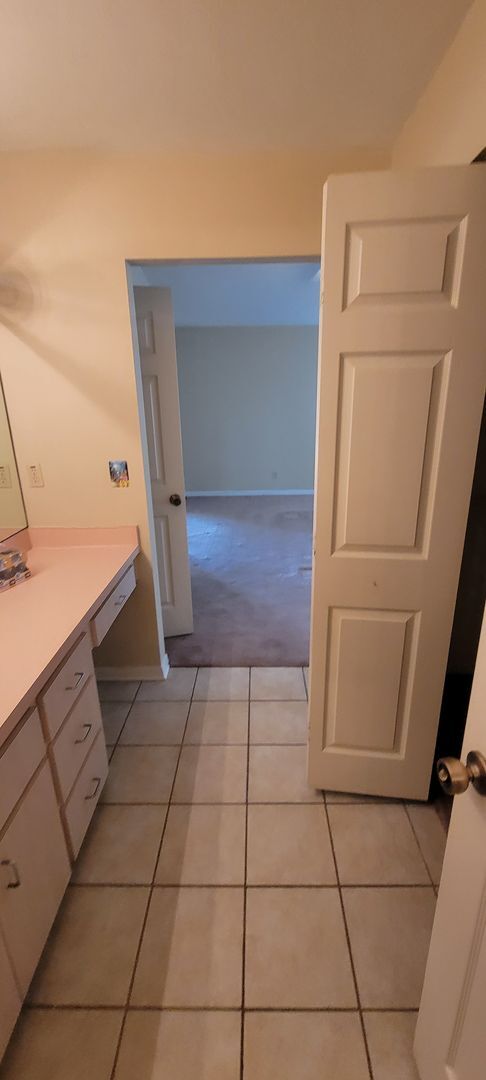 Building Photo - 3/2: Enjoy this nice spacious home in Sunrise.