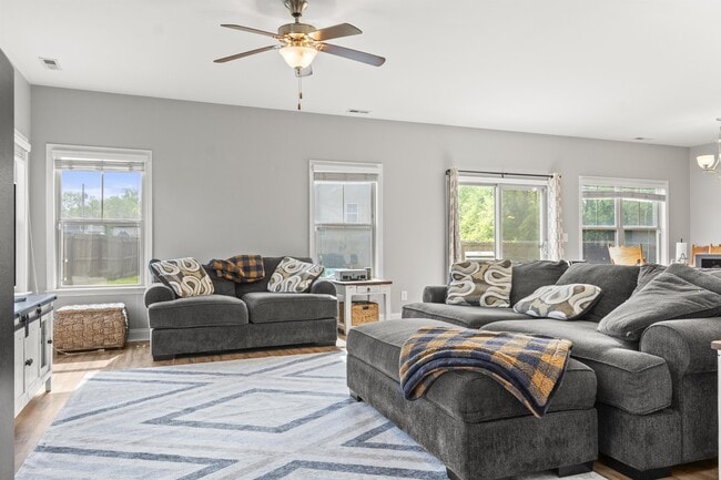 Building Photo - 401 Hope Ct