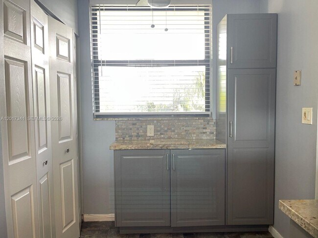 Building Photo - 117 Lake Emerald Dr