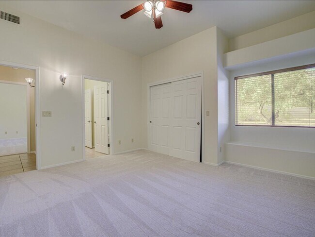 Building Photo - 4 Bedroom 4 Bathroom