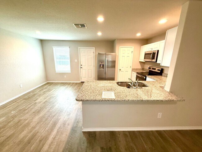 Building Photo - AVAILABLE NOW! 3 Bedroom / 2 Bath Home Nea...