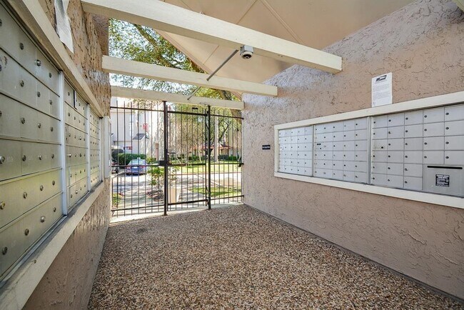 Building Photo - 10855 Meadowglen Ln