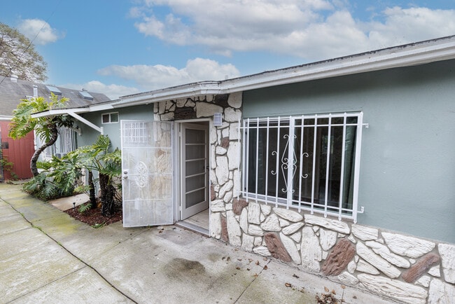 Building Photo - 547 Brooks Ave