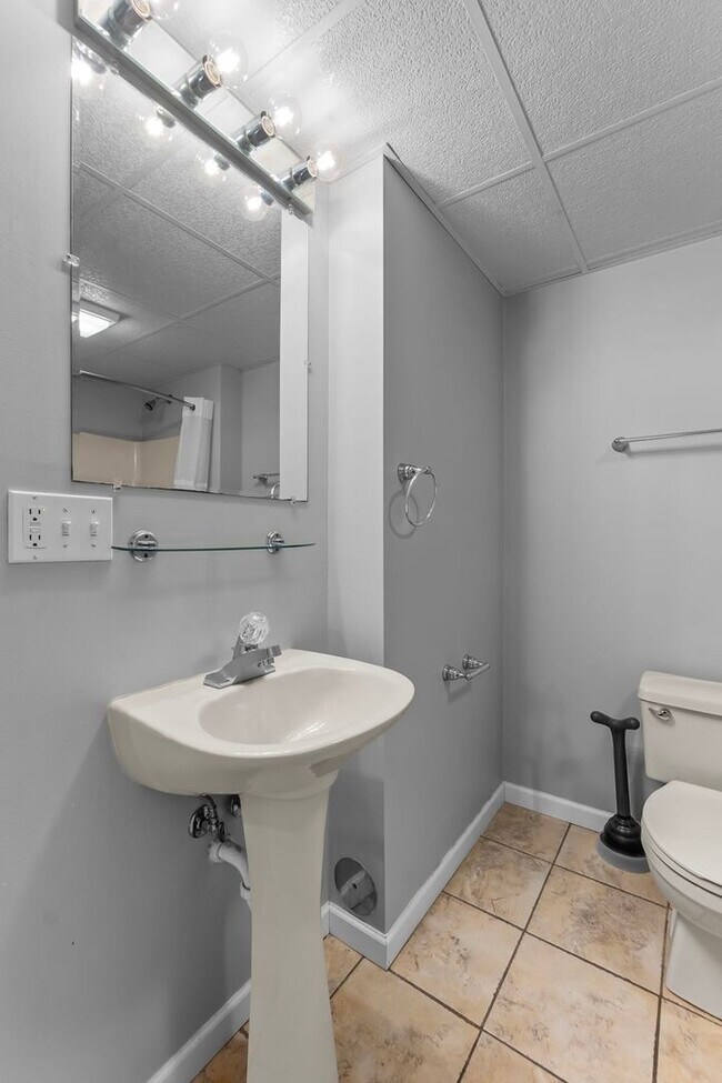 Building Photo - 911 Stonebridge Dr