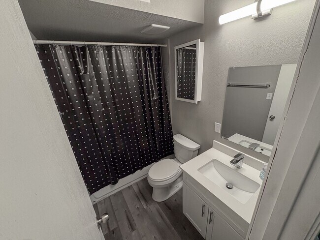 Building Photo - 4 Bed / 2 Bath in West Campus – Bring Your Roommates