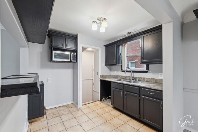 Building Photo - $1300 3 bedroom bungalow