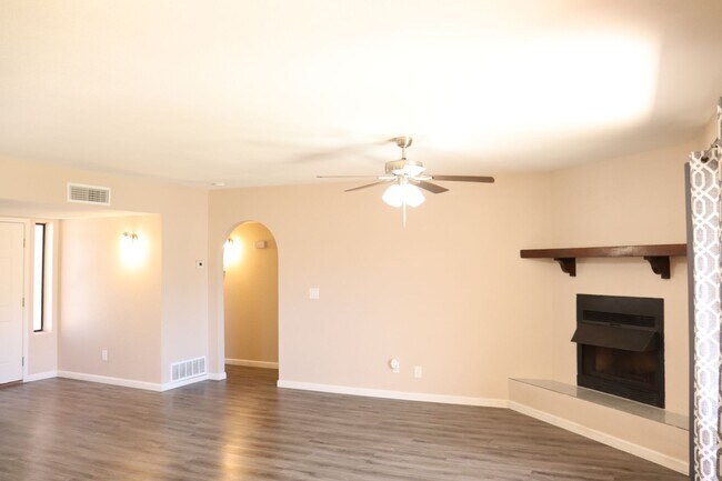 Building Photo - Nice Townhome