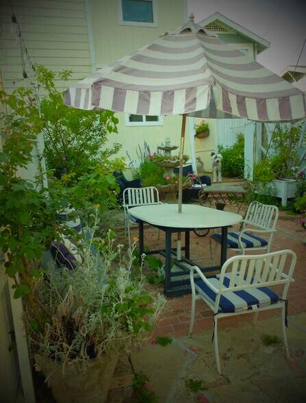 Rear Private Garden with Red Brick - 822 E Kensington Rd
