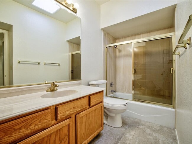 Building Photo - 3 Bedroom 2 Bathroom with Community Pool!!