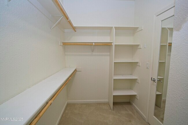 Building Photo - 3075 Roxbury Dr