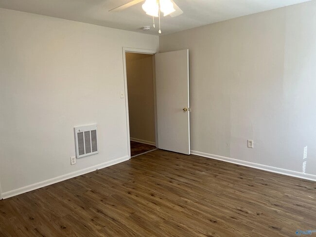 Building Photo - 1322 Oshaughnessy Ave NE