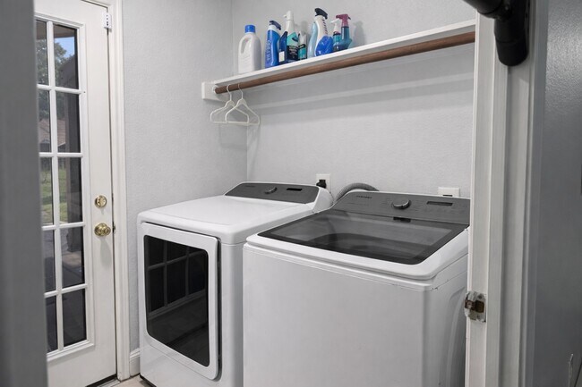 Building Photo - 16910 Country Bridge Rd