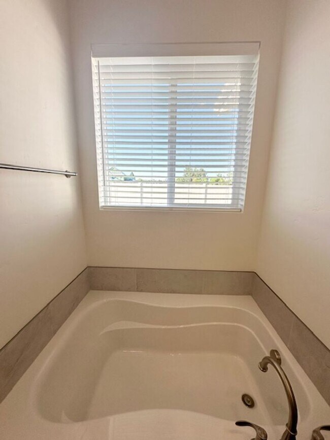 Building Photo - Beautiful 1 year old home available now!