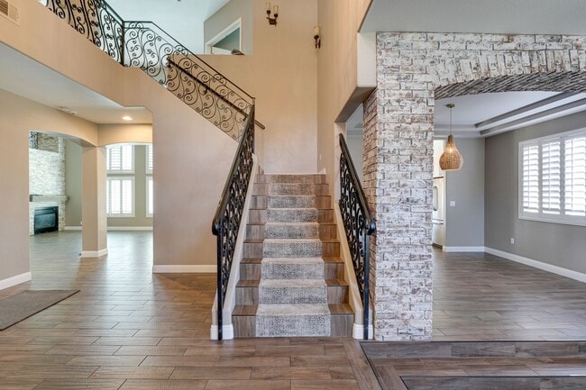 Building Photo - Luxurious 4 bd 3.5 bth Henderson Home in G...