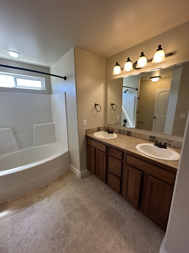 Building Photo - "Charming 4-Bed Home with Granite Accents & Hardwood Elegance in Meridian!"