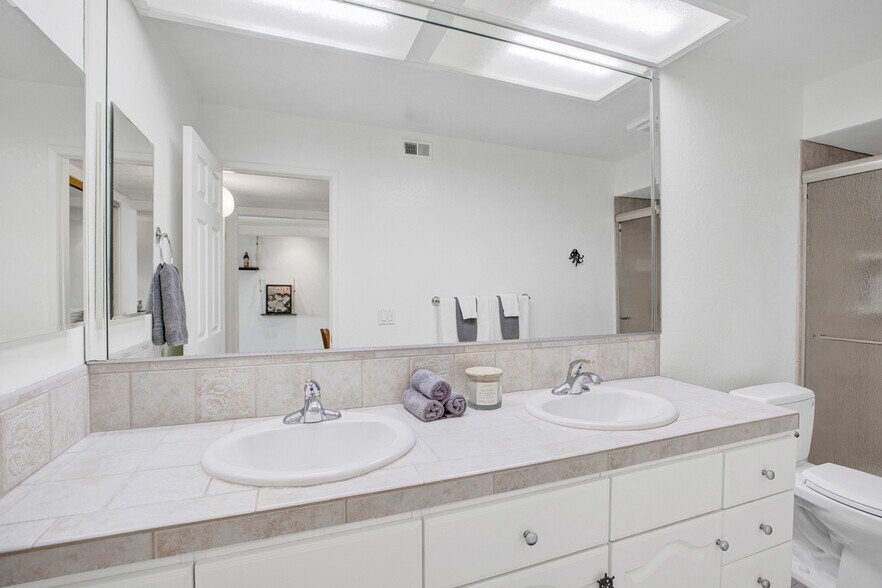 Building Photo - 1140 E Ocean Blvd