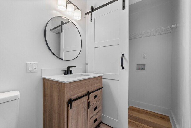 Building Photo - Special Offer: $500 Off First Full Month's Rent! 1 Bed, 1 Bath Apartment – Great Location & Ameni...