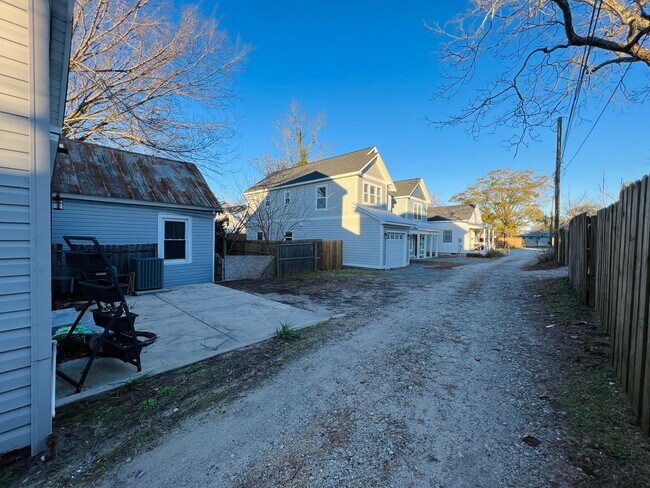Building Photo - Beautifully refinished home!