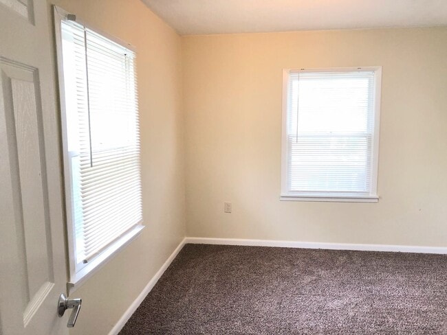 Building Photo - 3 bed, 1 bath Home